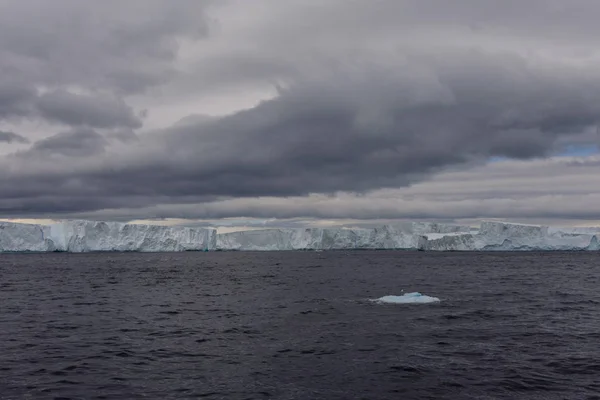 Táblázatos Jéghegy Antarktiszon — Stock Fotó