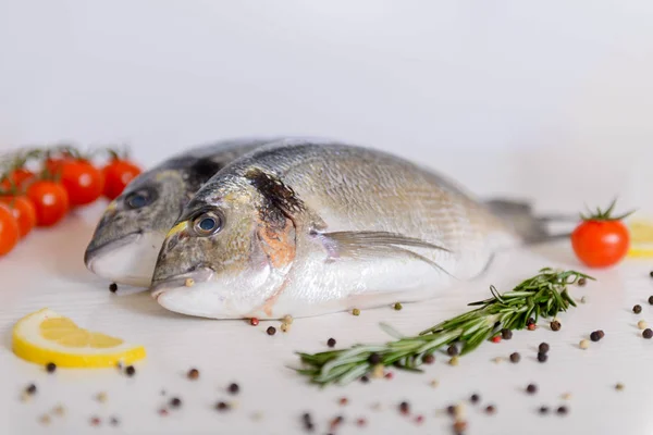 Due Pesci Dorada Freschi Con Pomodorini Rosmarino Limone Pepe Fondo — Foto Stock