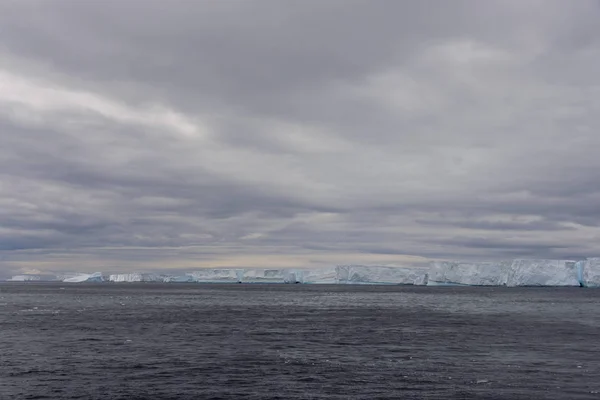 Tabellarischer Eisberg Der Antarktis — Stockfoto