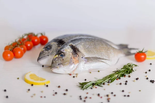 Due Pesci Dorada Freschi Con Pomodorini Rosmarino Limone Pepe Fondo — Foto Stock