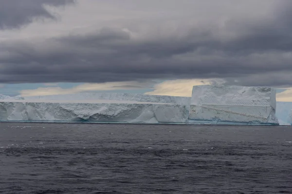 Табличний Айсберг Антарктиді — стокове фото