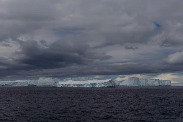 Табличний Айсберг Антарктиді — стокове фото