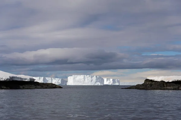 氷山と南極海の風景 — ストック写真