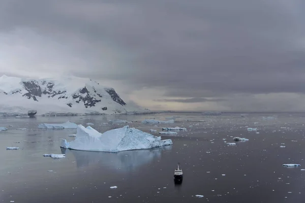 Антарктический Морской Пейзаж Льдом — стоковое фото