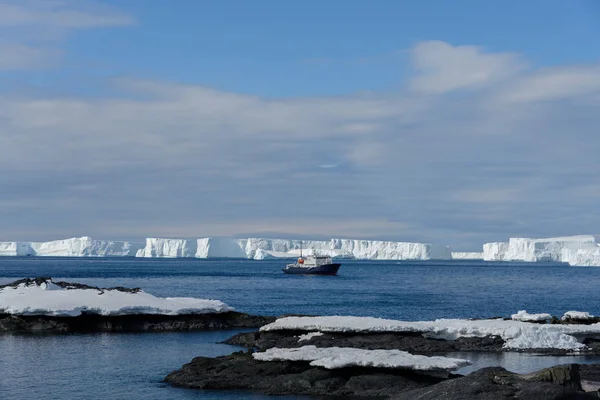 Paysage Antarctique Avec Navire Expédition — Photo