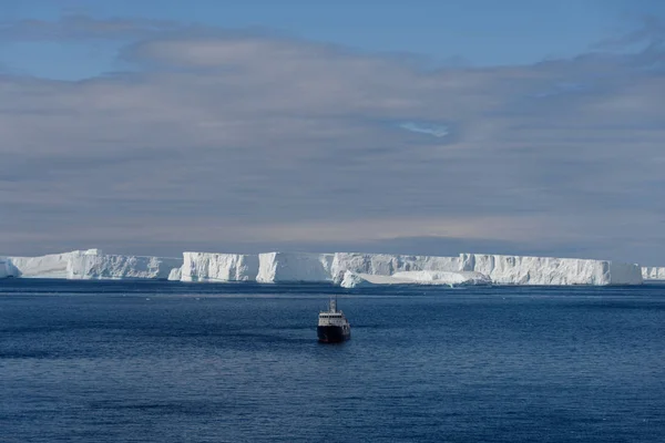 Paisagem Antártica Com Navio Expedição — Fotografia de Stock