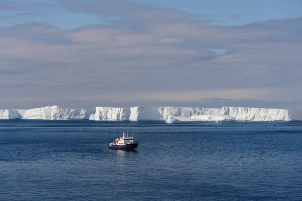 Navio Expedição Com Vista Aérea Iceberg — Fotografia de Stock