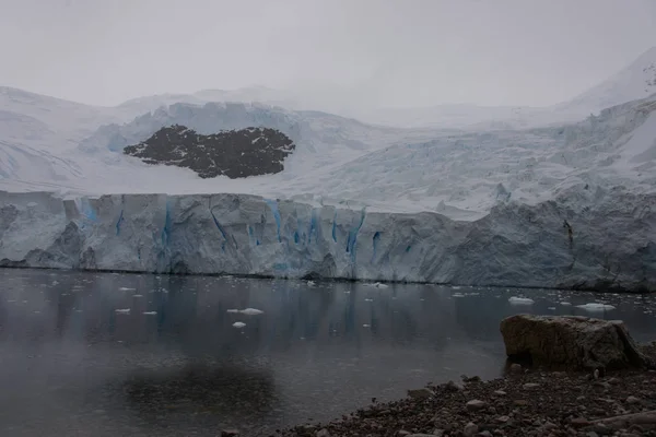 氷河と南極のビーチ — ストック写真