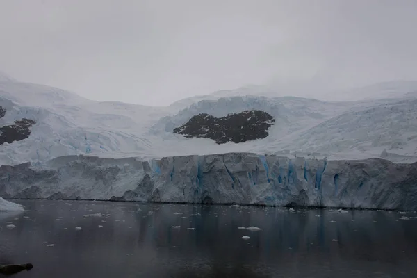 Spiaggia Antartica Con Ghiacciaio — Foto Stock