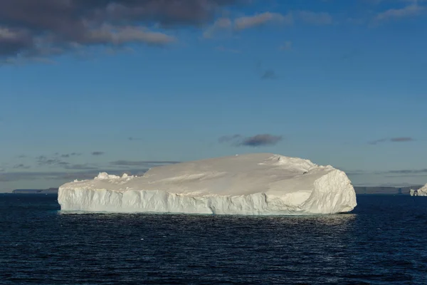 Табличный Айсберг Антарктиде — стоковое фото
