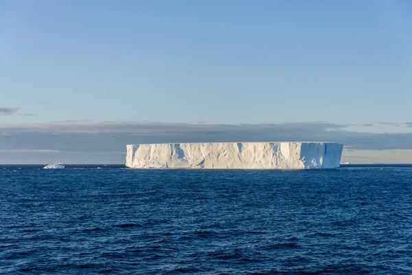 南极洲的表格冰山 — 图库照片