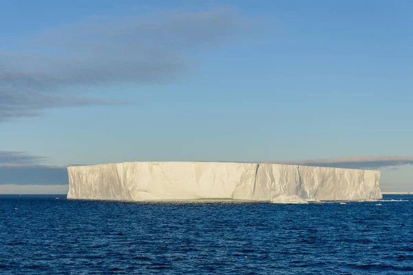 Tabellarischer Eisberg Der Antarktis — Stockfoto