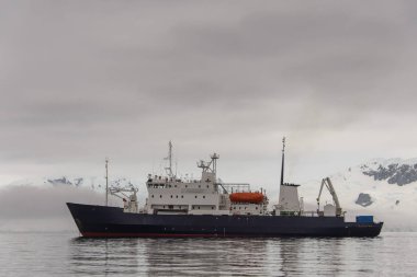 Sefer gemi Antarktika denizde