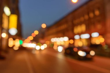 Trafikte şehir sokak bulanık bokeh arka plan, gece scape görünümünü