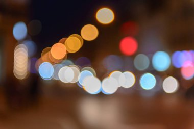 Trafikte şehir sokak bulanık bokeh arka plan, gece scape görünümünü