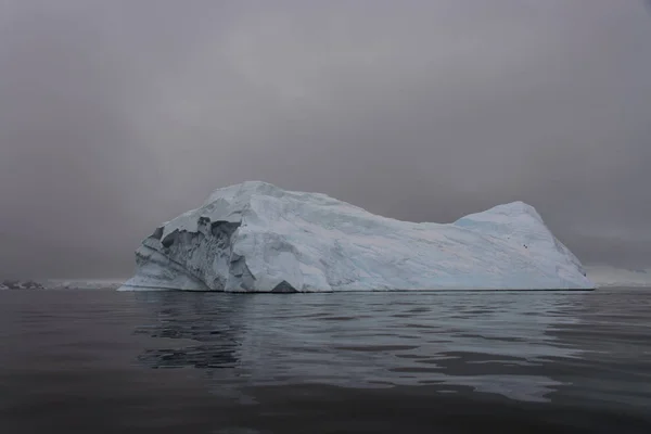 Paisagem Antártica Com Iceberg — Fotografia de Stock