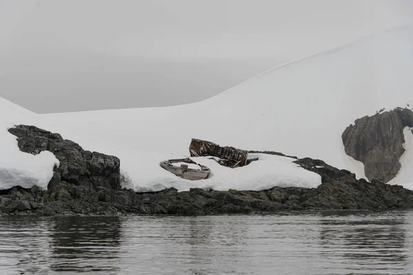 南极洲的旧木船在雪地上被撞坏 — 图库照片