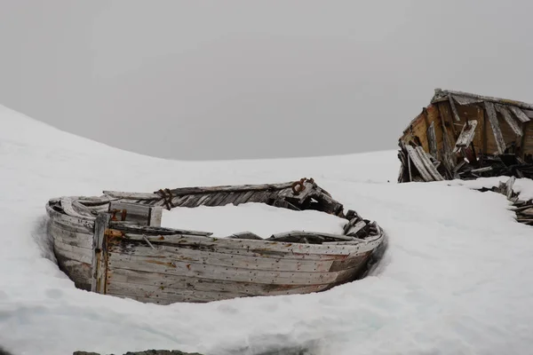 Oude Houten Boot Gebroken Sneeuw Antarctica — Stockfoto