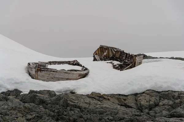 Altes Holzboot Auf Schnee Der Antarktis Kaputt — Stockfoto