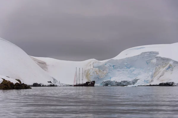 Two Sailing Yachts Antarctic Sea Moored Rusty Wreck — Stock Photo, Image