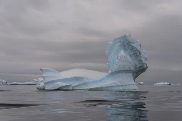 Paisagem Antártica Com Iceberg — Fotografia de Stock