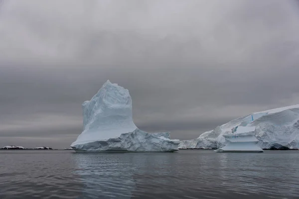 Antarktyki Krajobraz Góry Lodowej — Zdjęcie stockowe