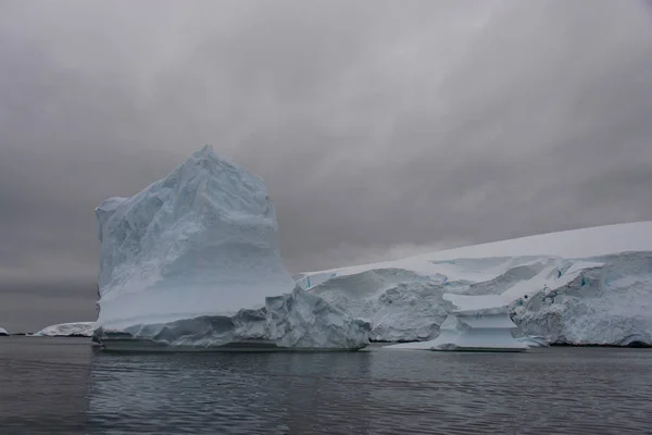 Paesaggio Antartico Con Iceberg — Foto Stock