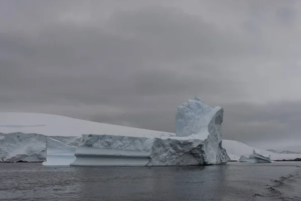 Paisaje Antártico Con Iceberg —  Fotos de Stock