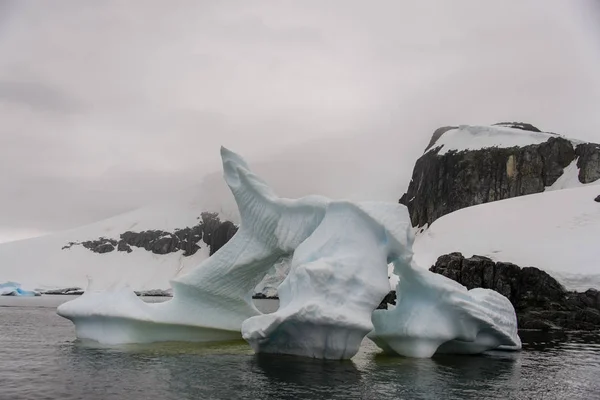 Антарктический Ландшафт Айсбергом — стоковое фото