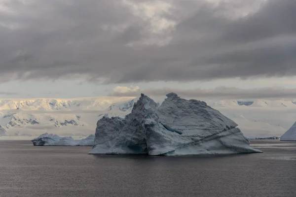 Paesaggio Antartico Con Iceberg — Foto Stock