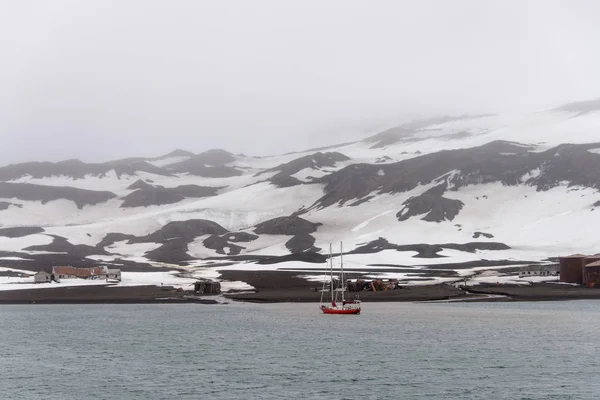 Ιστιοπλοϊκό Σκάφος Στη Θάλασσα Της Ανταρκτικής — Φωτογραφία Αρχείου