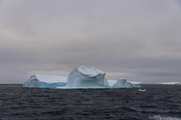 Jéghegy Antarktiszi Tengeri — Stock Fotó