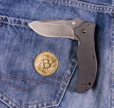 Katlama bıçak ve altın bitcoin sikke üzerinde kot artalanları