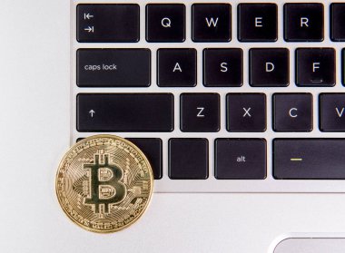 Cryptocurrency fiziksel altın bitcoin sikke üzerinde klavye