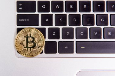 Cryptocurrency fiziksel altın bitcoin sikke üzerinde klavye