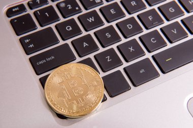 Cryptocurrency fiziksel altın bitcoin sikke üzerinde klavye