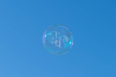 sabun köpüğü mavi gökyüzü arka plan üzerinde