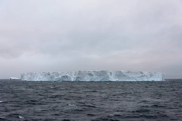 Παγόβουνο Στην Ανταρκτική Θάλασσα — Φωτογραφία Αρχείου