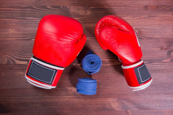 Guantes Boxeo Rojos Vendaje Sobre Fondo Marrón Madera Vista Superior —  Fotos de Stock