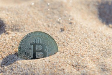 Fiziksel altın bitcoin sikke üzerinde kum