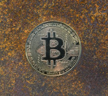 Fiziksel altın bitcoin sikke paslı artalan üzerinde