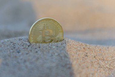 Fiziksel altın bitcoin sikke üzerinde kum