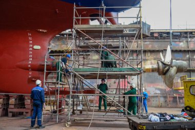 Polonya, Szczecin - 27 Mayıs 2016: İşçi kuru iskeledeki yarda tamir gemide gemi pervane yüklemek