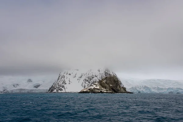 Скеля Снігом Морі — стокове фото
