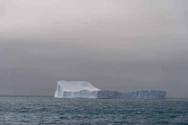 Tabelarycznych Góry Lodowej Antarktydzie — Zdjęcie stockowe