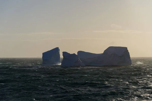 Παγόβουνο Στην Ανταρκτική Θάλασσα Κατά Του Ήλιου — Φωτογραφία Αρχείου