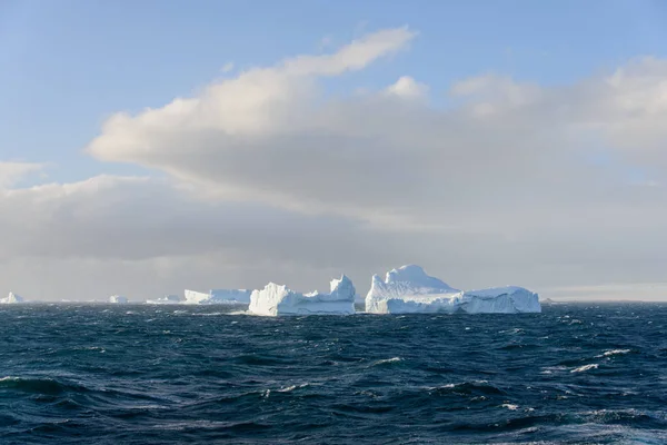 Iceberg Mar Ondulado — Foto de Stock