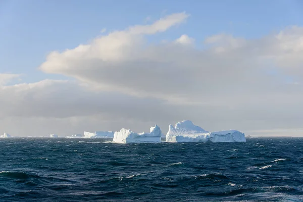 Iceberg Mar Ondulado — Fotografia de Stock