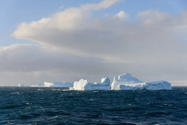 波涛汹涌的大海中的冰山 — 图库照片