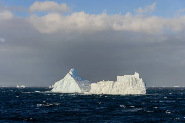 Isberg Vågiga Havet — Stockfoto